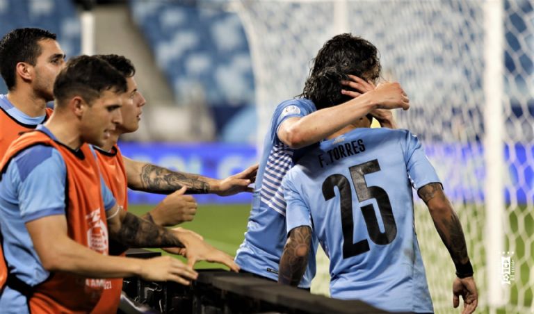 Uruguay gana 2-0 a Bolivia