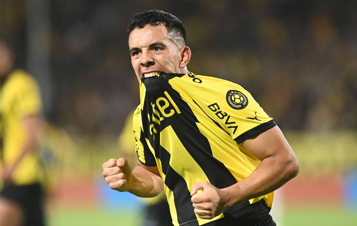 Leonardo Fernández, tgol de Peñarol a Liverpool. Foto: Alessandro Maradei